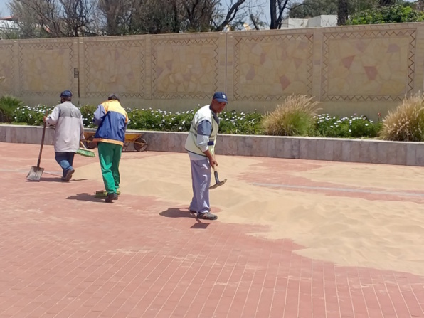 Agadir Plage Le sable sur la promenade, ramassé par des pelles et des brouettes : Chouhaaa Agadir Plage Le sable sur la promenade, ramassé par des pelles et des brouettes : Chouhaaa