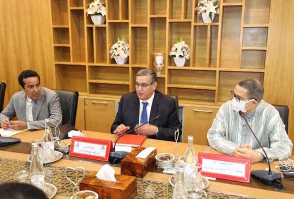 Agadir Commune Urbaine / Plan de Développement Urbain ( PDU)  Aziz Akhannouch, en présence du Wali Ahmed Hajji, rencontre les responsables des sociétés de développement local pour faire le point sur l'avancement des travaux.