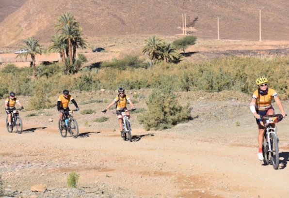 Cyclotourisme au Sahara: la formule espagnole à Assa-Zag Une union d'associations hispano-marocaines présente son projet de tour cycliste saharien à Assa-Zag