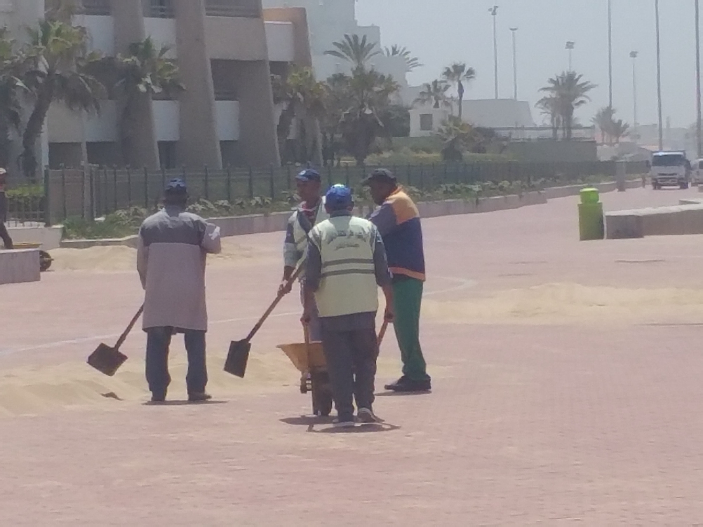 Agadir Plage Le sable sur la promenade, ramassé par des pelles et des brouettes : Chouhaaa