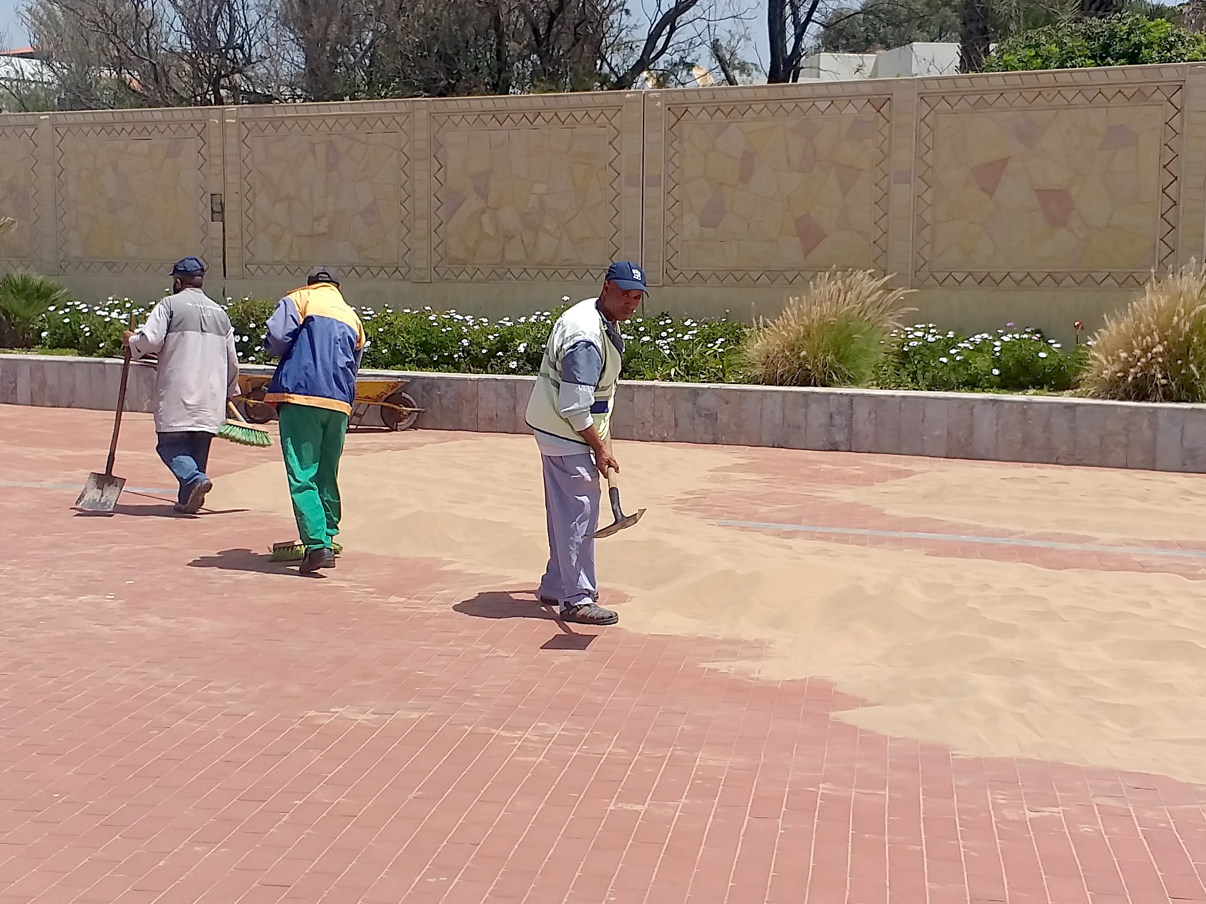 Agadir Plage Le sable sur la promenade, ramassé par des pelles et des brouettes : Chouhaaa Agadir Plage Le sable sur la promenade, ramassé par des pelles et des brouettes : Chouhaaa