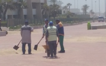 Agadir Plage Le sable sur la promenade, ramassé par des pelles et des brouettes : Chouhaaa