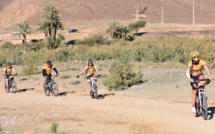 Cyclotourisme au Sahara: la formule espagnole à Assa-Zag Une union d'associations hispano-marocaines présente son projet de tour cycliste saharien à Assa-Zag